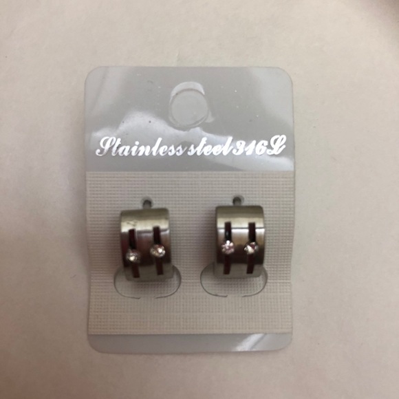 Fashion Pierced Ear Hugger Hoops Stain less Steel NWT - Picture 2 of 4